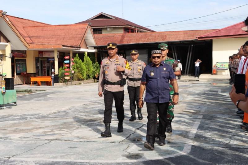 Wakil Bupati Sorong Selatan Pimpin Apel Gelar Pasukan  Operasi "Ketupat Dofior 2025