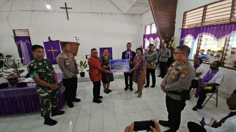 Bupati Sorong Selatan Serahkan Bantuan Meubelair Kantor Klasis Imekko Dan Dana Operasional GKI Jemaat Bethel Inenwatan.