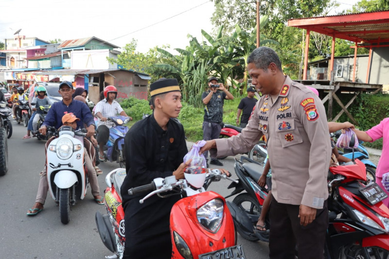 Kapolres Sorong Selatan Bersama Bhayangkari Dan Anggota  Bagi Takjil Kepada  Warga Masyarakat