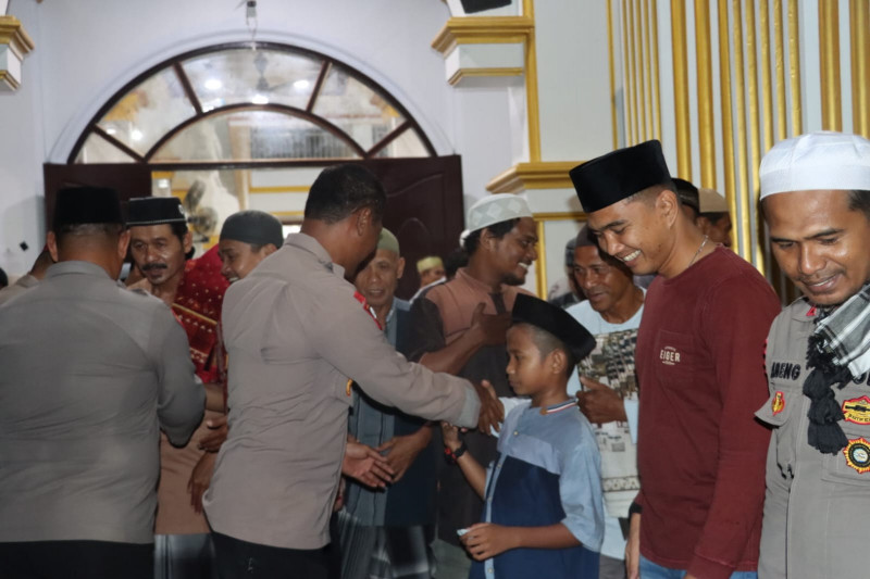 Polri Untuk Masyarakat, Polres Sorong Selatan Laksanakan Tarawih Keliling Bersama Jamaah di Masjid Al-Hasyim Nurul Kajase