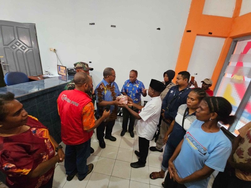 Plt Sekda Sorong Selatan Launching Penyerahan Bantuan BPNT /Sembako Bantuan PKH Tahap 2 dan Sembako Stimulus Ekonomi.