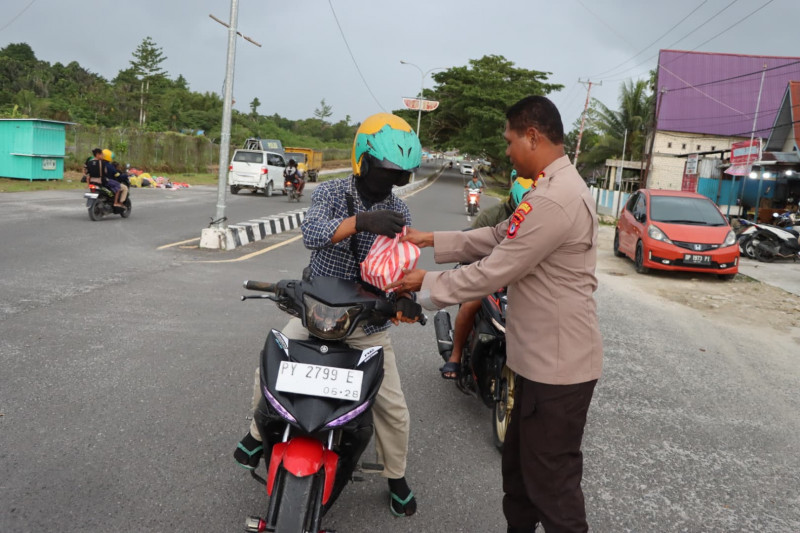 Kapolres Sorong Selatan Pimpin Pembagian Takjil, Wujud Kepedulian di Bulan Ramadhan