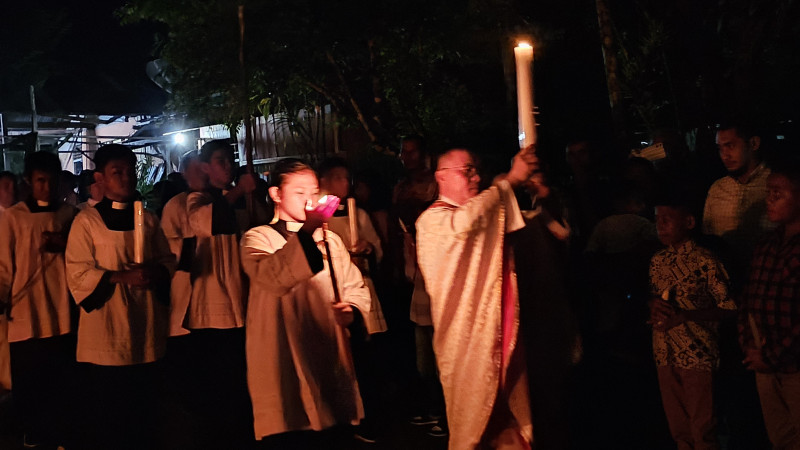 Perarakan Lilin Paskah Awali Perayaan Vigili Paskah Paroki St Albertus Agung Teminabuan