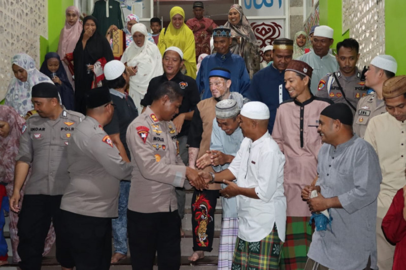 Pererat Sinergi Dengan Masyarakat, Polres Sorong Selatan Gelar Tarawih Keliling Bersama Jamaah Masjid Ar-Rahman