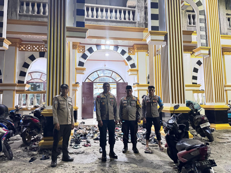 Kapolres Sorong Selatan AKBP Gleen Rooi Molle, S.I.K Pimpin Langsung Pengamanan Shalat Tarawih
