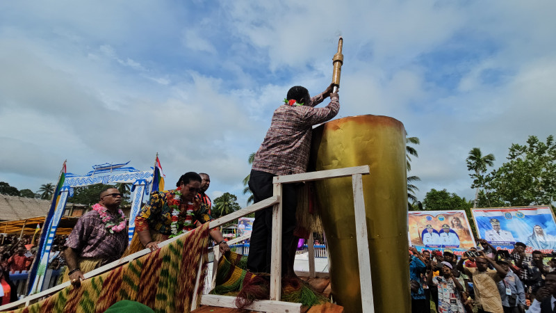 Gubernur PBD Elisa Kambu Resmikan Tugu PI Di Jemaat GKI Silo Puragi Klasis Imekko