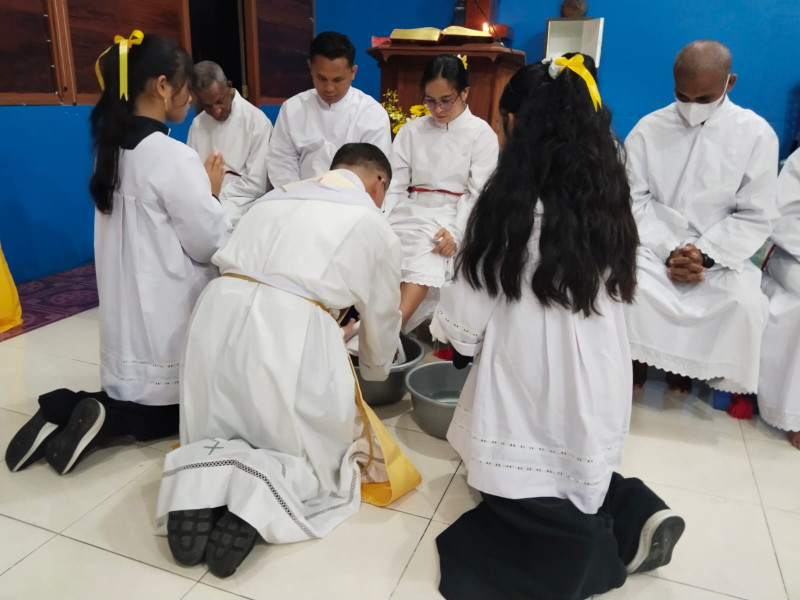Umat Katolik Paroki Santo Albertus Agung Teminabuan Rayakan Misa Hari Raya Kamis Putih