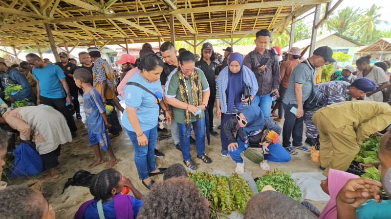 Forkopimda Sorong Selatan Belanja Hasil Bumi  Dan Kerajinan Tangan Warga Distrik Kokoda.