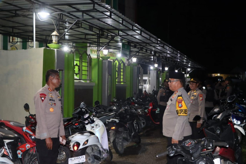 Malam Ke-25 Ramadhan, Kapolres Sorong Selatan AKBP Gleen Rooi Molle, S.I.K Terus Pimpin Pengamanan Ibadah Tarawih