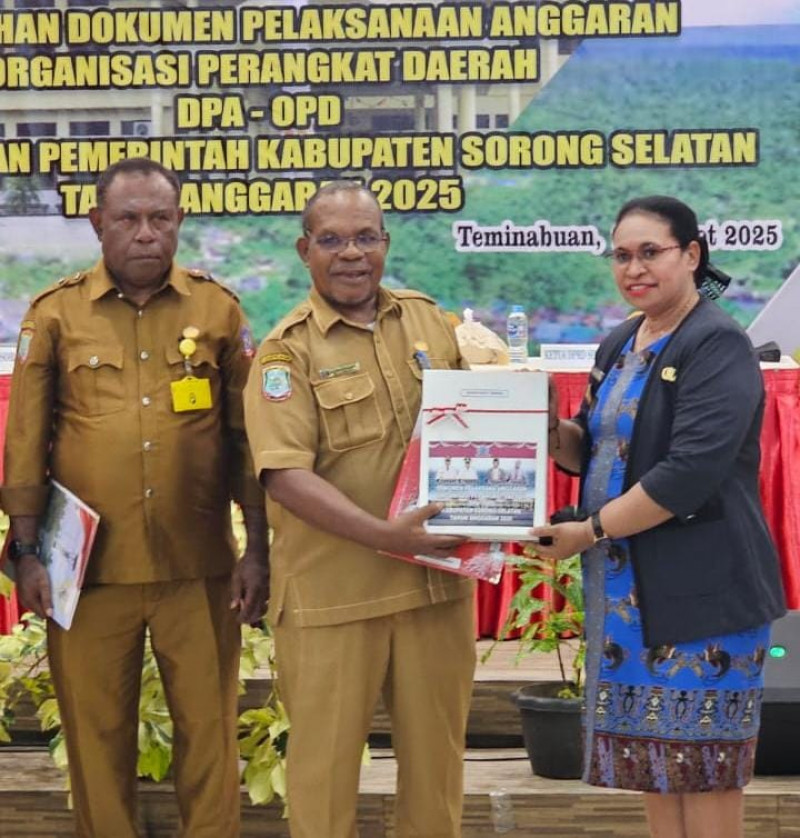 Bupati Sorong Selatan Serahkan DPA  Minta Pimpinan OPD Libatkan Bawahan Kelolah Anggaran