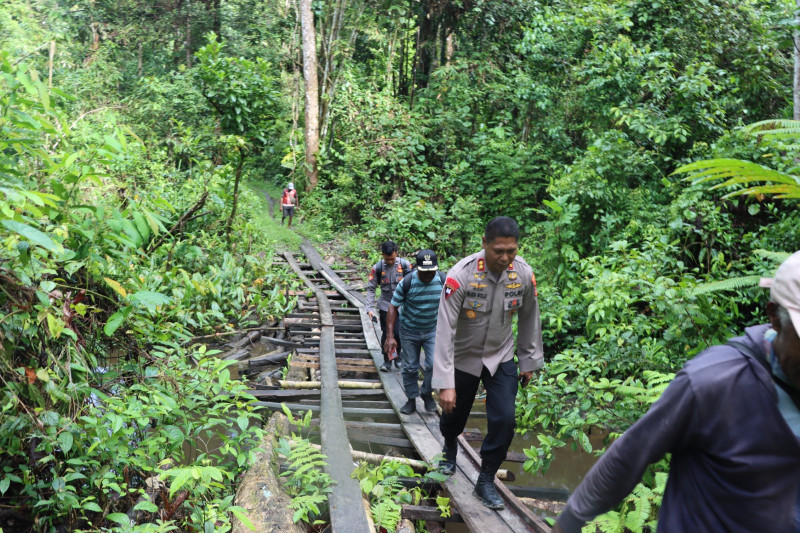 Lewati Hutan Belantara Kapolres Sorong Selatan Kunjungi Jemaat GKI Laharoy Malla Distrik Saifi