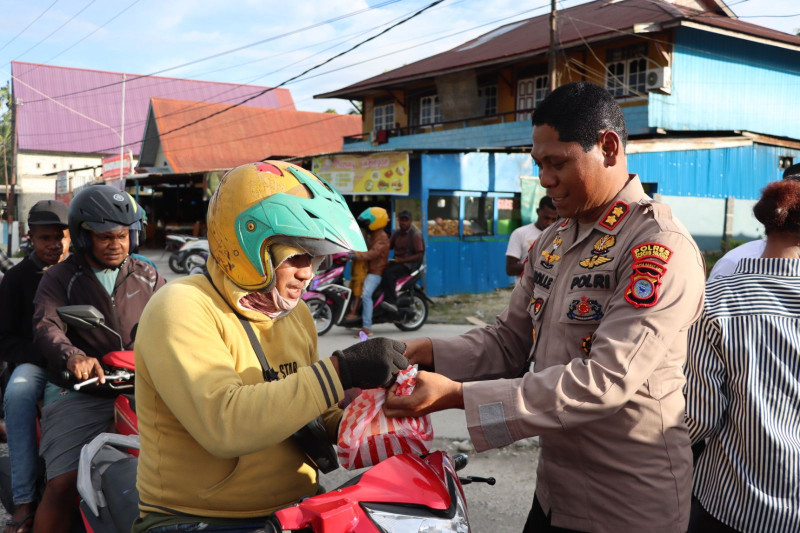Kapolres Sorong Selatan Pimpin Pembagian Takjil Bersama Anggota Satuan Res Narkoba dan Seksi  Humas