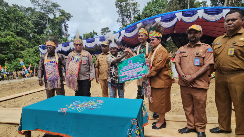 Pembangunan Batalion TP 807 Sorong Selatan di Mulai Bupati Serahkan Dana Pelepasan Tanah Adat