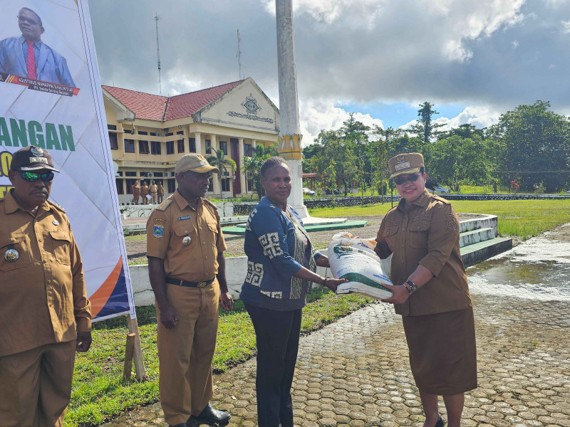 Bulog Dan Pemkab Sorong Selatan Launching Penyaluran Bantuan Pangan :  Minggu Ini Jatah Beras ASN dibagikan