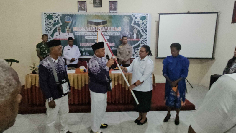 Bupati Sorong Selatan Lepas 21 Calon Jamaah Haji Sorong Selatan Menuju Tanah Suci.