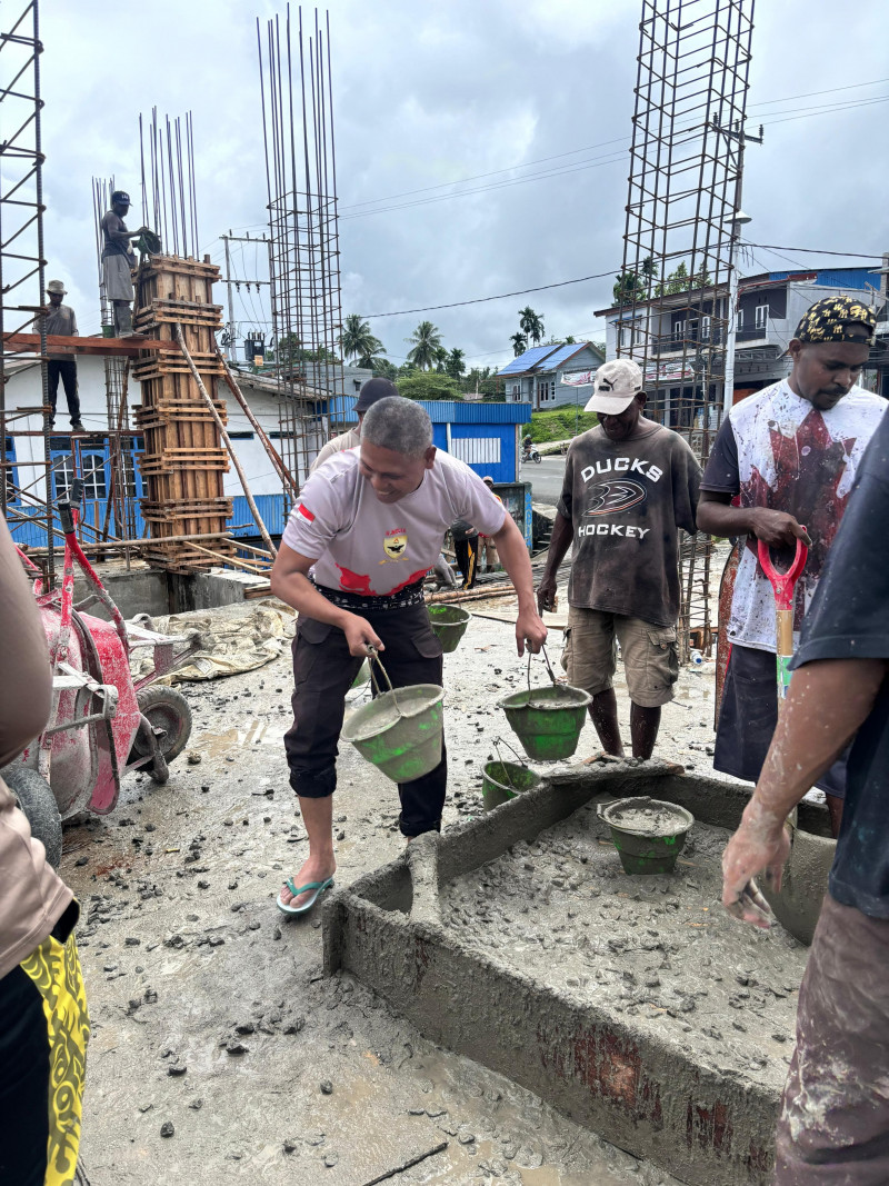 Peduli Sosial, Kapolres Sorong Selatan Bersama Anggota Bahu-Membahu Bantu Pengecoran Tiang Gedung Gereja GKI Marthen Luther Wermit