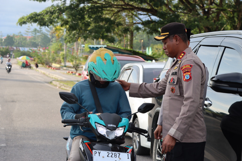 Berbagi Keberkahan, Kapolres Sorong Selatan Bersama Propam Polres Sorong Selatan Bagi Takjil Jelang Berbuka Puasa