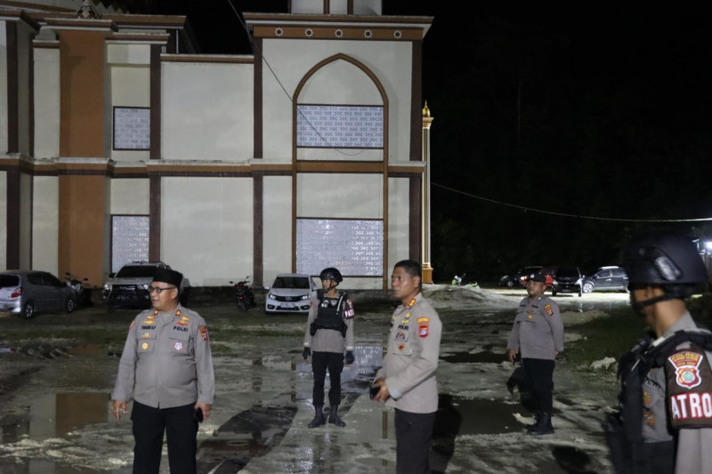 Meski Diguyur Hujan Deras, Kapolres Sorong Selatan Eksis Pimpin Pengamanan Ibadah Shalat Tarawih