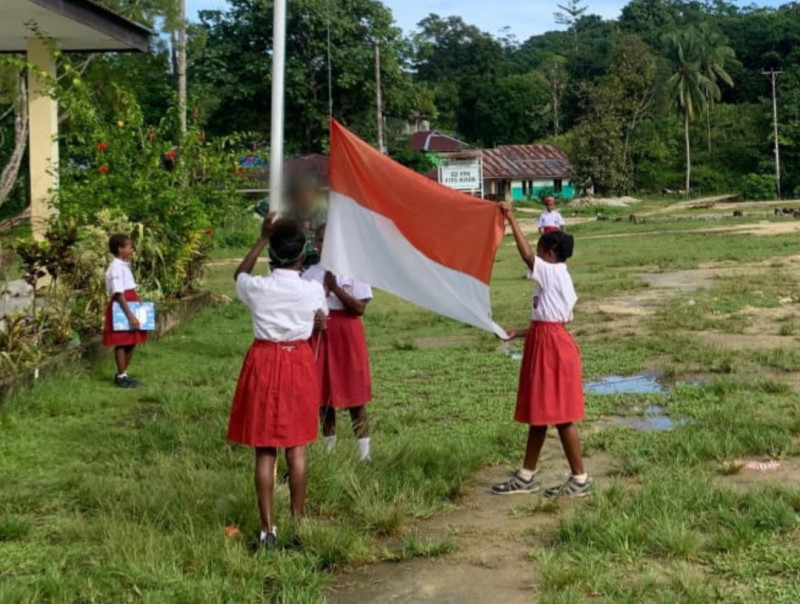 Peringatan Hari Lahir Pancasila Anggota Satgas Pamtas RI - PNG Mobile Gobang IV Marinir Bersama Pelajar SD YPK Kisor Gelar Upacara.