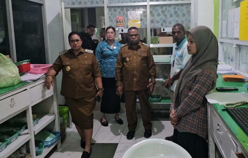 Bupati Sorong Selatan Sidak RSUD Kunjungi Satu Persatu Pasien dan Mendoakan Pasien Yang Opname