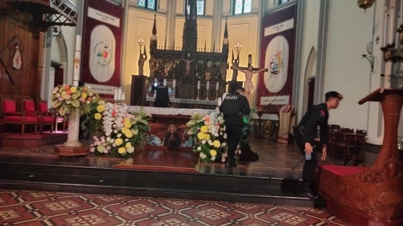 Polisi Amankan Ibadah Paskah di Gereja Katedral Jakarta