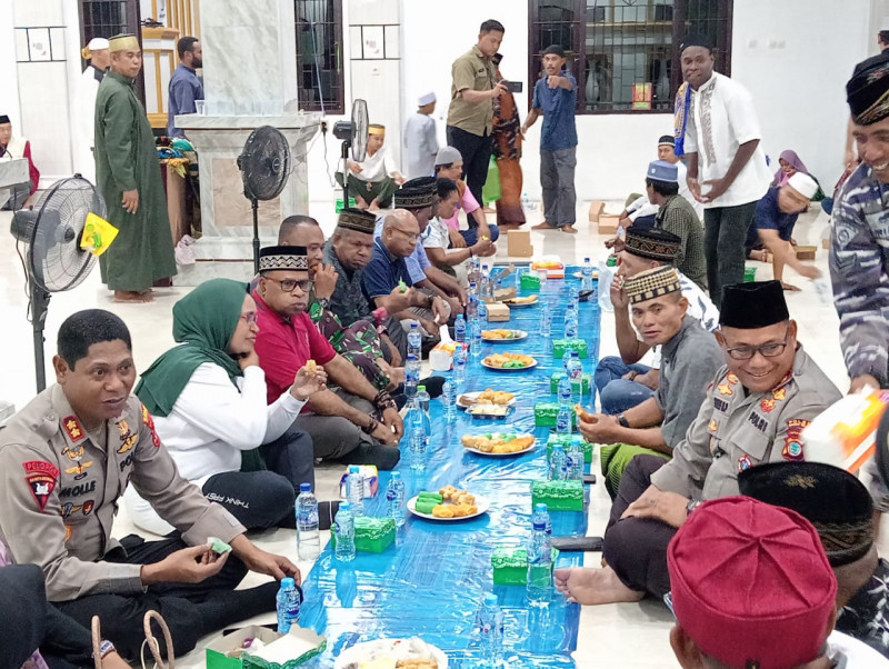 Safari Ramadhan, Kapolres Sorong Selatan Hadiri Kegiatan Buka Puasa Bersama Bupati dan Forkopimda Sorong Selatan di Masjid Al-Hasyim Nurul Kajase