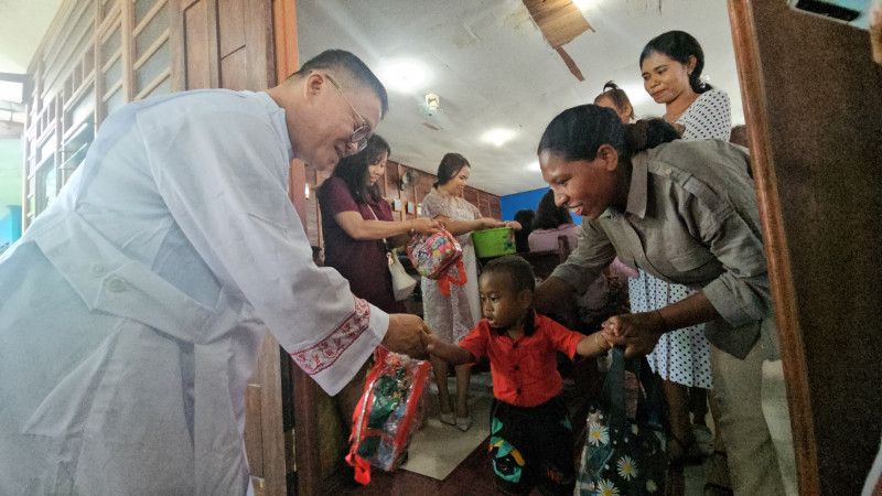 Minggu Paska Sekami Dan Misdinar Paroki St Albertus Agung Teminabuan Terima Hadiah Telur Paska.