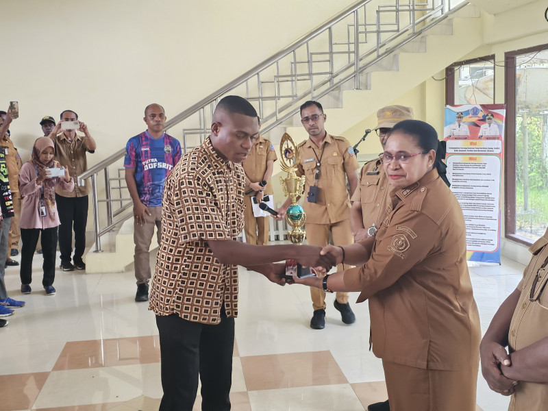 Bupati Sorong Selatan Terima Piala Juara II Volley Putra Liga Pelajar SMA/SMK Se Papua Barat Daya.