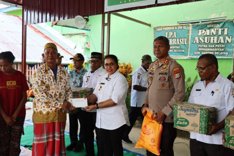 Ramadhan Berkah, Bupati Bersama Forkopimda Sorong Selatan Berikan Bantuan Sosial Kepada Anak Yatim Piatu