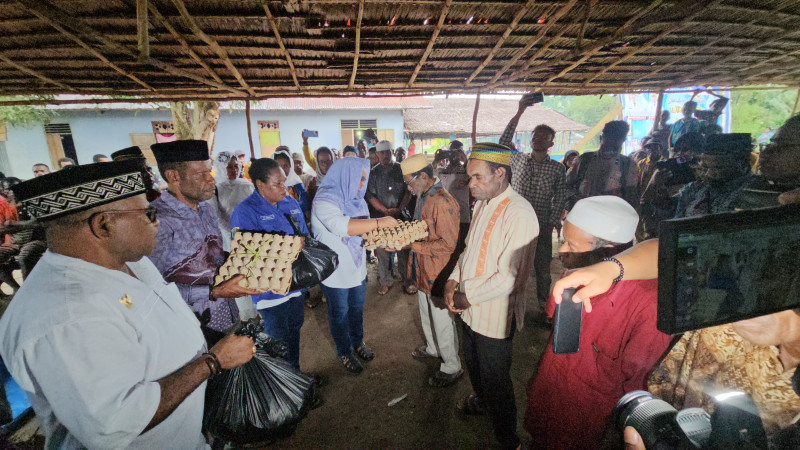 Bupati  Sorong Selatan Bersama Forkopimda Serahkan Bama Pasar Murah Gratis Bagi Umat Islam Kokoda