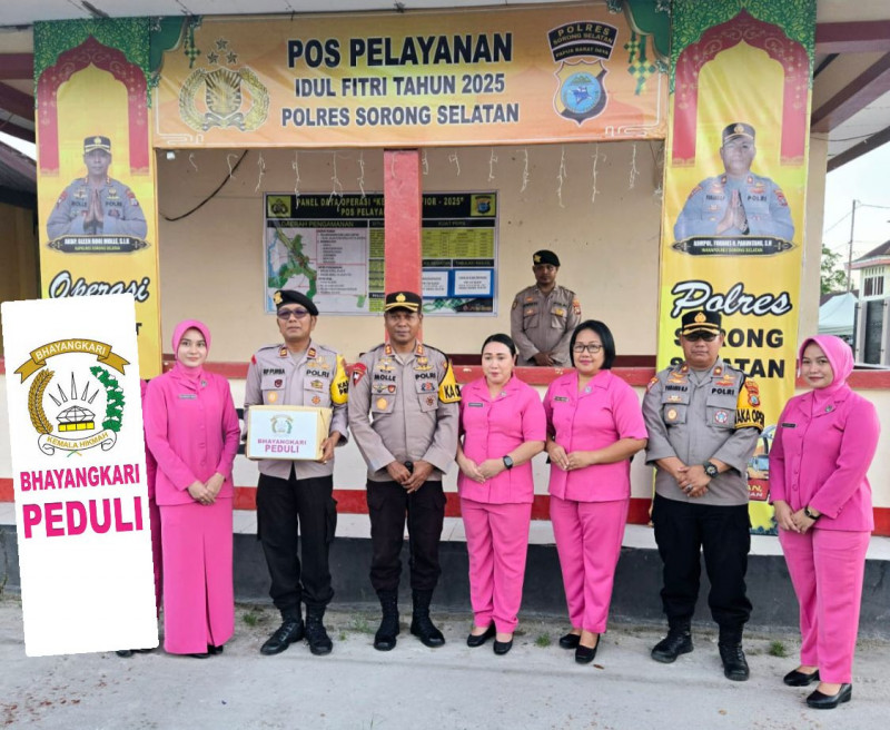Bhayangkari Peduli: Ketua Dan Wakil Ketua Bhayangkari Cabang Sorong Selatan Bagikan Parcel di Pos Pam Operasi Ketupat Dofior 2025