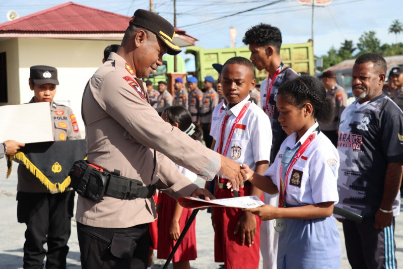 Kapolres Berikan Reward Bagi  Atlit, Pelatih dan Manager Gojukai Polres Sorong Selatan