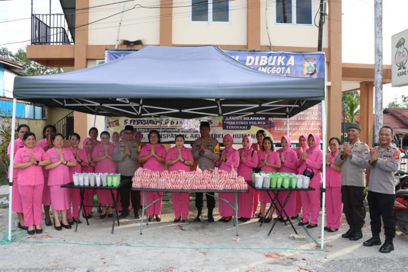Dukung Warga Yang Berpuasa, Polres Sorong Selatan Bersama Bhayangkari Bagikan Takjil Kepada Masyarakat di Jalan