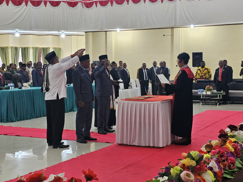 Ketua Pengadilan Negeri Sorong Angkat Sumpah Janji Wakil I Dan II DPRD Sorong Selatan