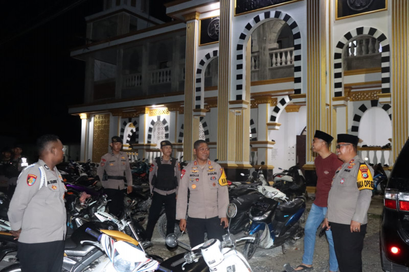 Hadir Untuk Melayani: Kapolres Sorong Selatan Pimpin Langsung Pengamanan Ibadah Tarawih Pastikan Warga Beribadah Dengan Nyaman