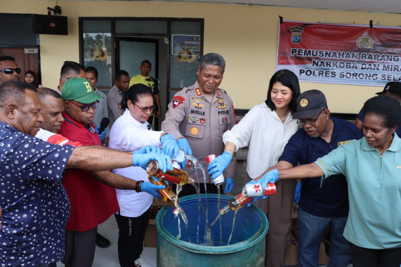 Bupati Sorong Selatan Bersama Kapolres Pimpin Langsung Press Release Pemusnahan Barang Bukti Narkoba dan Miras