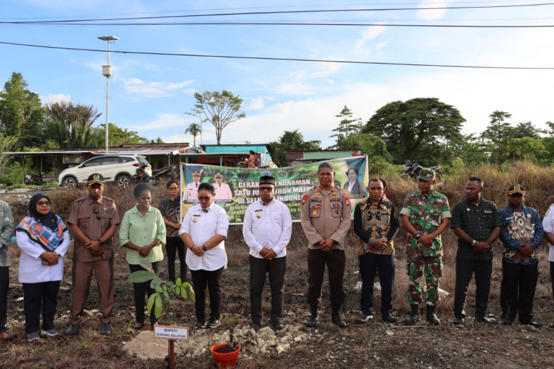 Bupati Sorong Selatan Bersama Forkopimda Tanam Pohon dalam Gerakan Satu Juta Pohon Matoa Merupakan Program Prioritas Kemenag RI