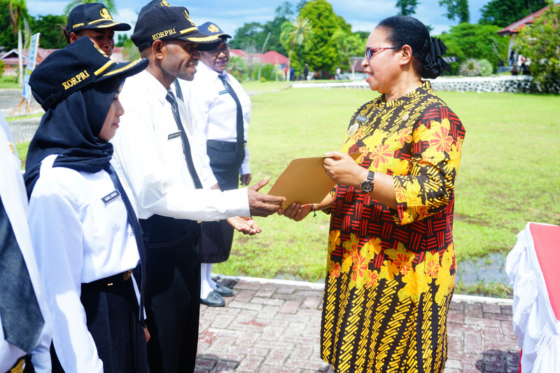 Kepala Kanreg XIV BKN Dan Bupati Sorong Selatan Serahkan SK Pengangkatan 1125 CPNS Dan PPPK 2024