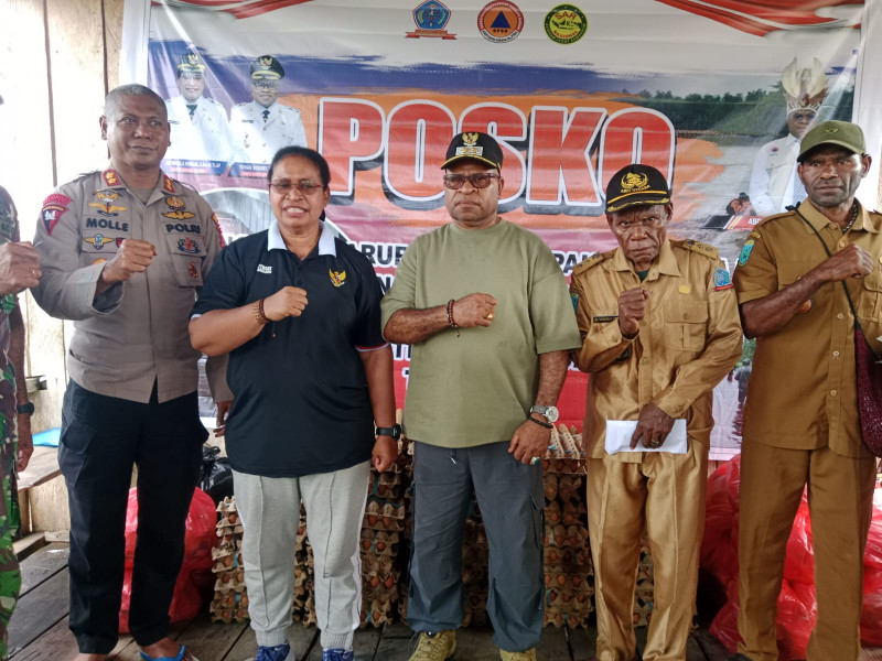 Bupati Sorong Selatan  Serahkan Bantuan Bama Dan Tinjau Dampak Banjir Di Kokoda Utara.
