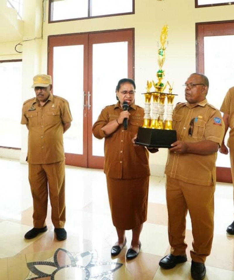 Pemkab Sorong Selatan Terima Piala Peringkat Terbaik 1 Penilaian Kinerja 8 Aksi  Konvergensi Percepatan Penurunan  Stunting di PBD