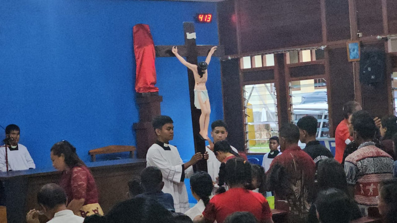 Ibadah Jumad Agung Paroki St Albertus Agung Teminabuan,Umat Paroki Menghayati Prosesi Penghormatan Salib Kristus.