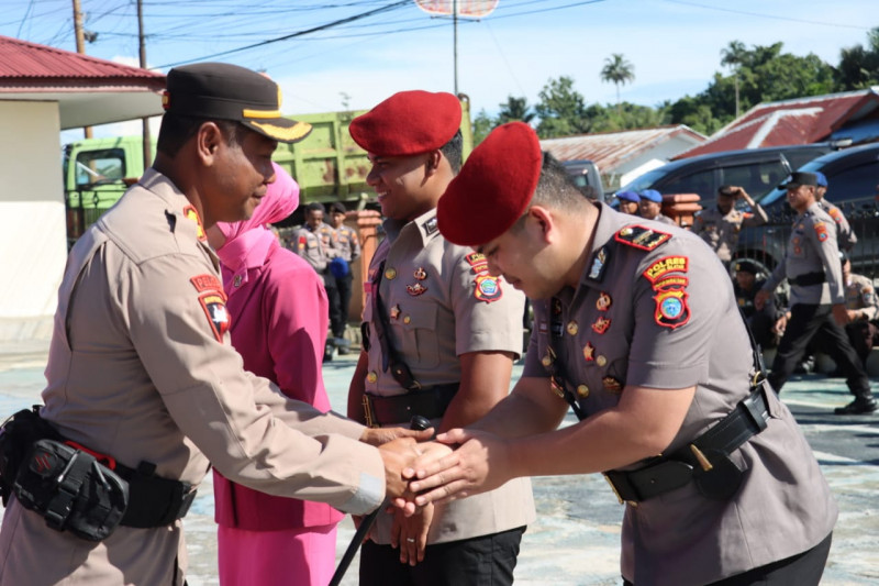 Kapolres Sorong Selatan Pimpin Upacara Serah Terima Jabatan (Sertijab) Tiga Perwira Polres Sorong Selatan