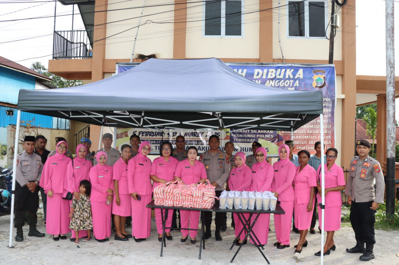 Berbagi Berkah Ramadhan, Kapolres Bersama Ketua Bhayangkari Cabang Sorong Selatan Bagikan Takjil Kepada Pengendara